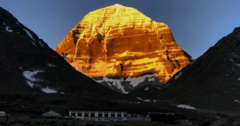 La milenaria ruta al monte sagrado del dios Shiva enfrenta a los tres dueños del Himalaya
