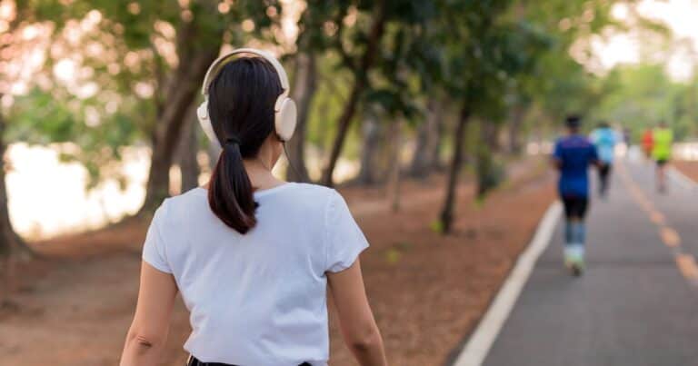 Cuánto tiempo y a qué velocidad hay que caminar para obtener beneficios reales