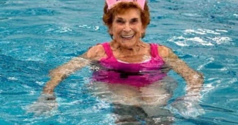 Una mujer de 101 años que nada a diario y aun conduce su vehículo comparte sus 4 consejos para la longevidad