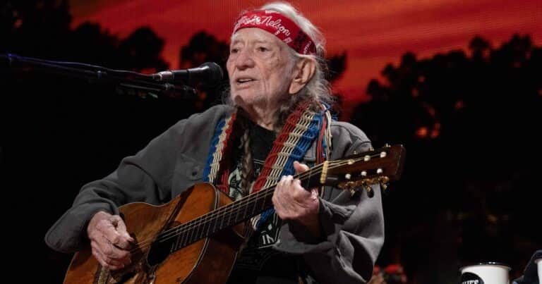 Willie Nelson, cantante de 93 años: “Lo único que como por las mañanas es avena, y en la noche, tocino y huevos”