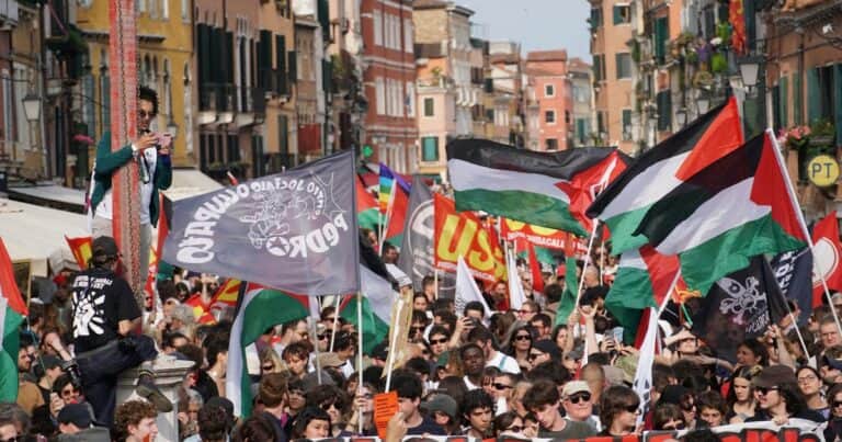 La Bienal de Venecia abre al público con protestas y debates sobre el arte y la política