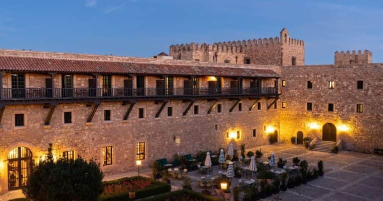 El castillo del siglo XII que domina una de las ciudades medievales más bellas del mundo
