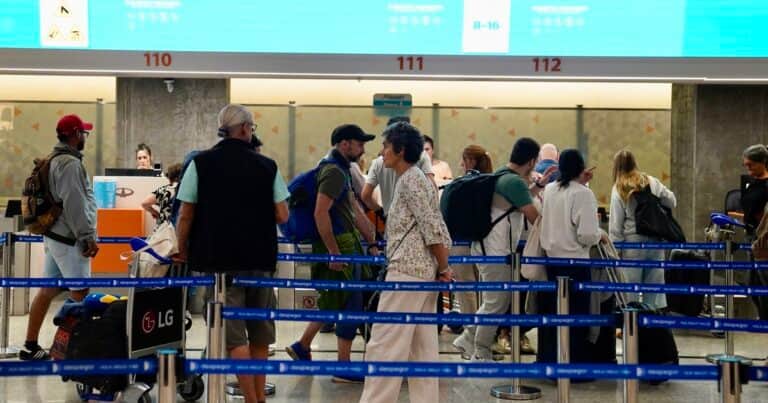 Se encarecen los vuelos: los pasajes de avión vuelven a subir por la actualización de una tasa