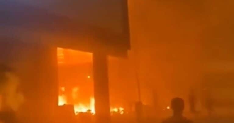Un polémico arbitraje en un partido de fútbol desató la furia en Libia: hubo un muerto y edificios gubernamentales incendiados