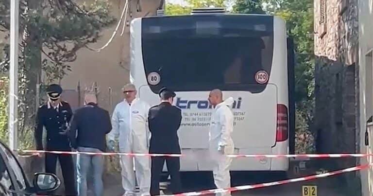 Un hombre atacó a su esposa con un martillo en un colectivo, se dio a la fuga y lo encontraron en una confitería tomando un café