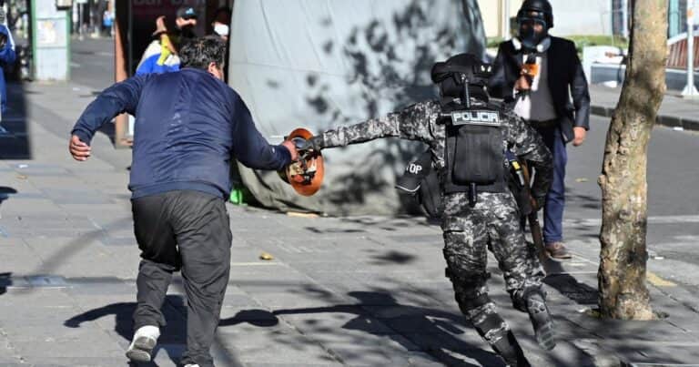 Argentina manda un Hércules a Bolivia y se muestra preocupada por el bloqueo de rutas por protestas sociales