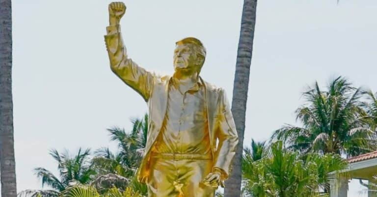 Inauguraron la estatua gigante de oro de Donald Trump