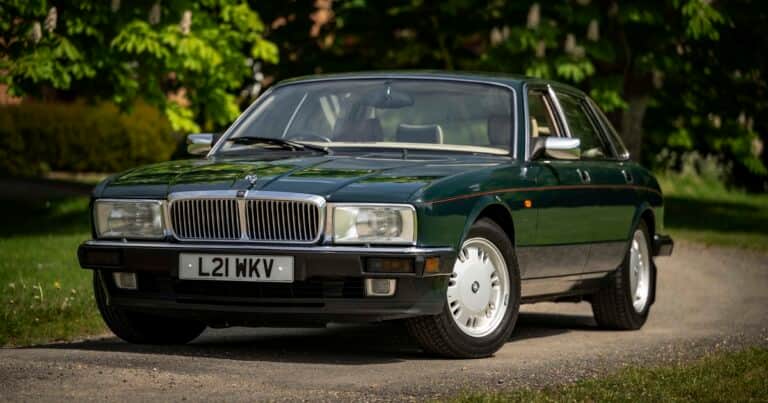 El Jaguar de Lady Di y el «vestido de la venganza»: subastan el auto de una de las noches más icónicas de la realeza