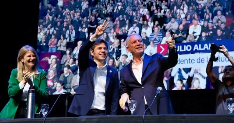 «Anacrónico, estúpido y vendepatria»: Kicillof apuntó contra Milei, pero le reclamaron por la libertad de Cristina