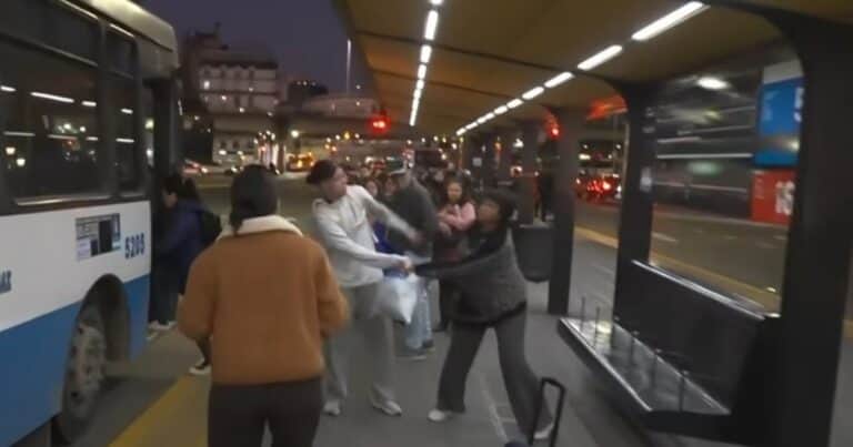Intento de robo en vivo en Constitución: dos mujeres forcejearon por un celular en la parada del colectivo