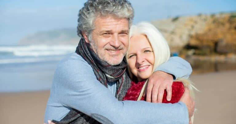 Empezar una relación con más de 55: las ventajas y los obstáculos que aporta la madurez