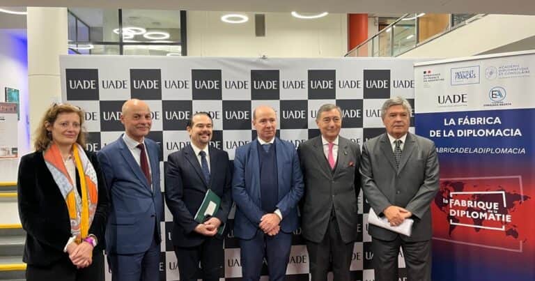 La diplomacia sale a defenderse: debate en la UADE en pleno clima de protesta universitaria