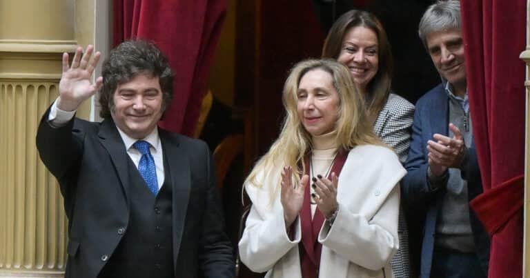 Milei se resigna con las PASO, los cerebros de Axel y un peluquero para el pastor