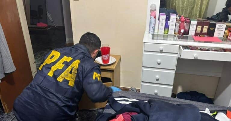 Encontraron medio kilo de cocaína en la casa de una funcionaria de Morón que huyó antes de ser detenida