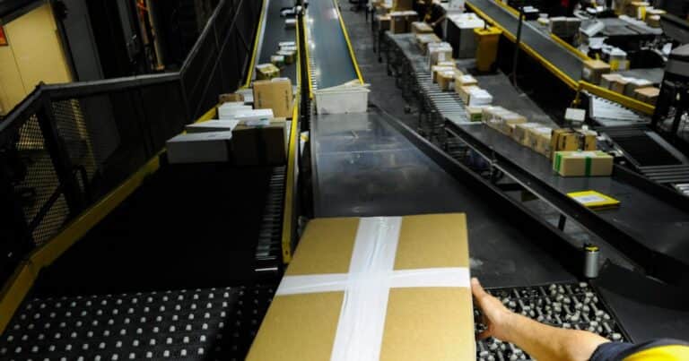 Por la baja del dólar, crecen las importaciones para consumo y las compras por courier llegaron a un récord