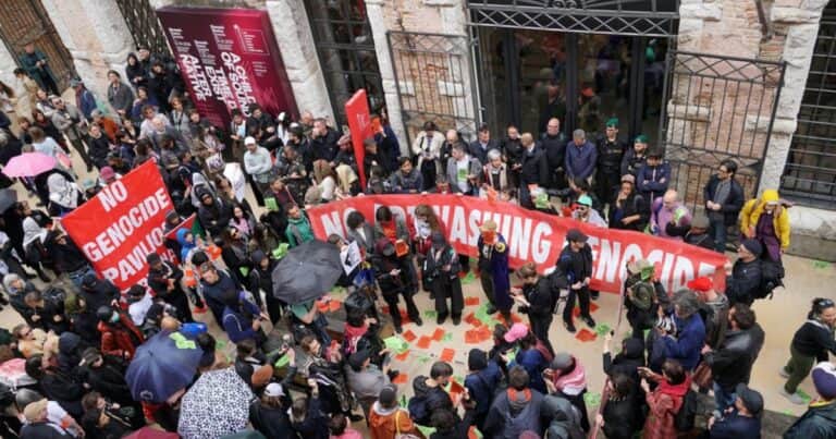 Entre tormentas y controversias, la Bienal de Venecia celebra el arte como refugio contra el cinismo