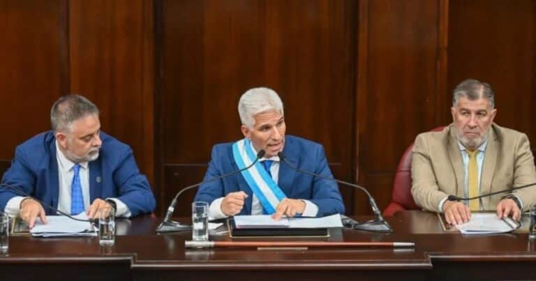 Jaqueado por la baja en la coparticipación, un gobernador le pidió la renuncia a todo su gabinete y evalúa recortar el 30% de sus funcionarios