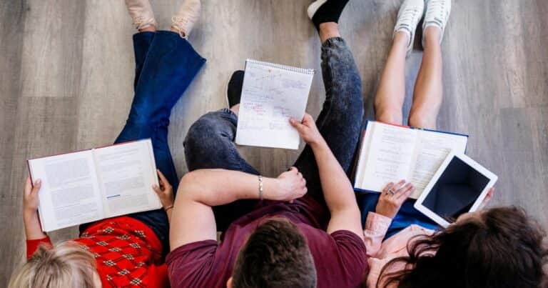 Psicólogos explican por qué leer mucho de joven puede darte una gran ventaja mental en la adultez