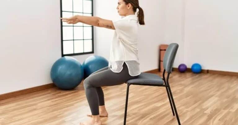 Pilates con silla: ejercicios simples para aliviar el nervio ciático y ganar fuerza después de los 60 años