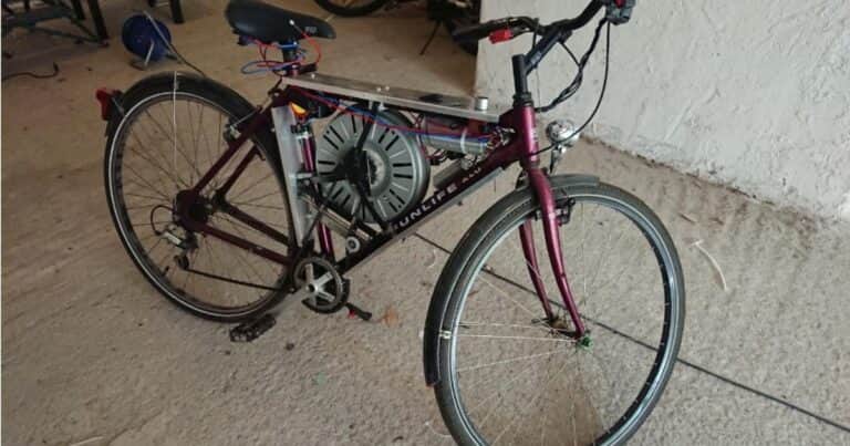 Creó su propia bicicleta eléctrica usando un motor de lavadora y puede viajar a 110 km por hora