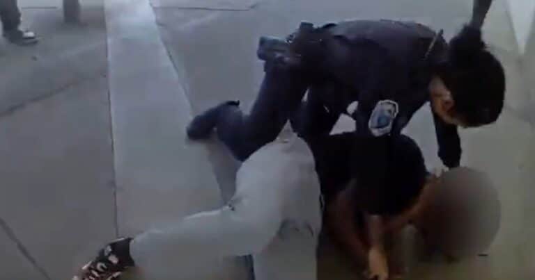 Investigan a una oficial de policía tras viralizarse el video donde golpea a un adolescente en una escuela