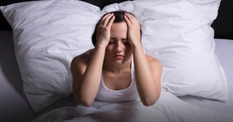 Dormir mal envejece: la ciencia revela por qué el sueño puede afectar la edad del cerebro