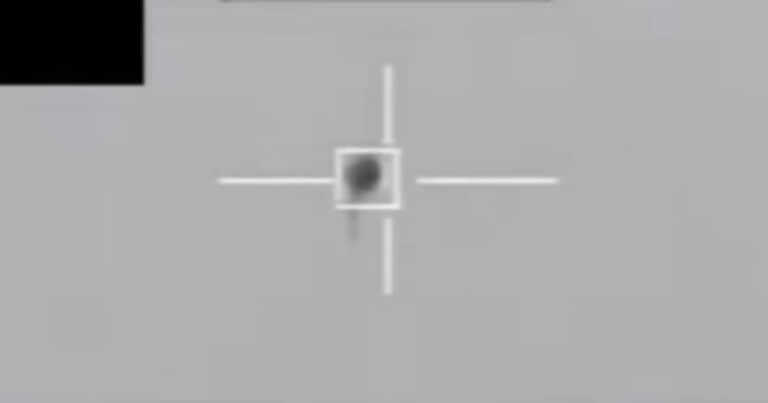 Un nuevo video del Pentágono muestra como un caza estadounidense derriba un OVNI