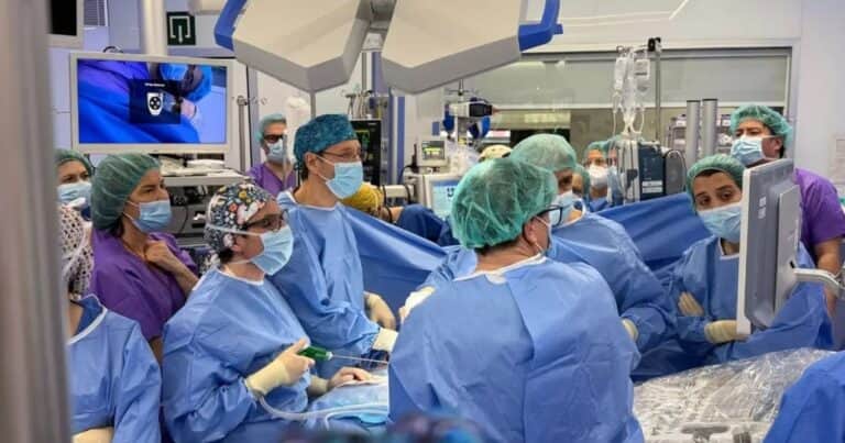 Por primera vez en Europa, operaron a un feto con todo el intestino fuera del cuerpo: el bebé nació sano