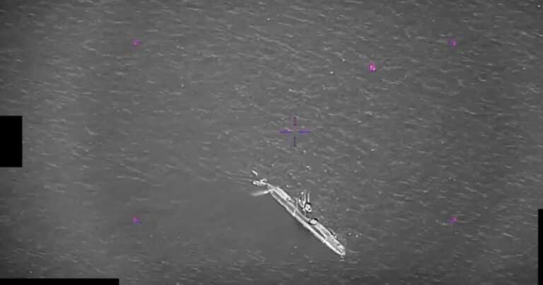 El Pentágono publicó un video de ovnis vigilando un submarino nuclear estadounidense
