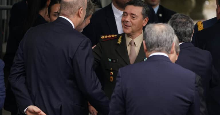 El decreto del Gobierno para financiar el reequipamiento militar con venta de privatizaciones fue recibido con decepción y críticas