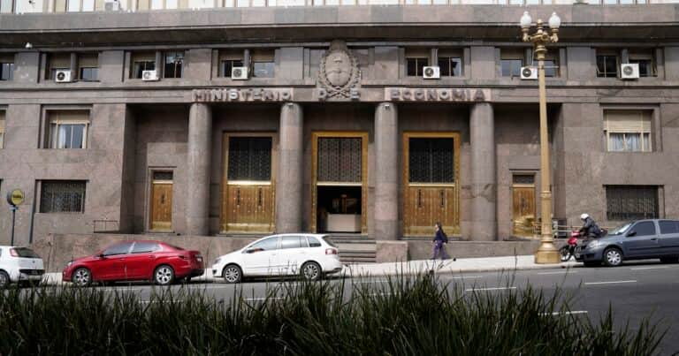 SIRA: el Gobierno confirmó que dos empresas que habrían pagado coimas concretaron la operación para obtener dólares oficiales
