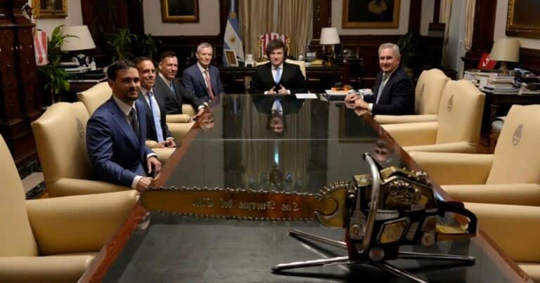 El Gobierno le dio rango de “embajador” al histórico traductor de los presidentes, hoy estrecho colaborador de los Milei