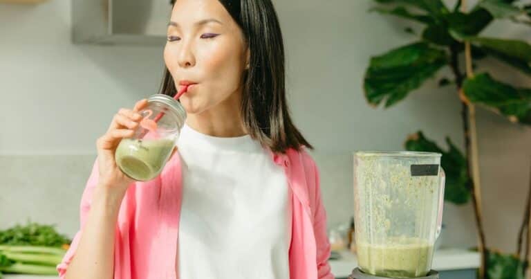 Júlia Farré, nutricionista, sobre la fiebre por los batidos: “Tomar más proteína de la que toca puede estropear un órgano clave”