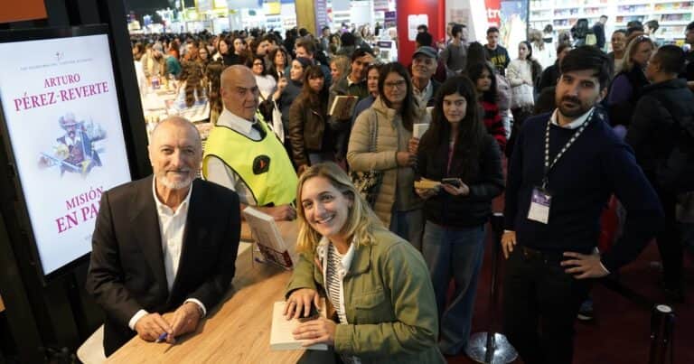 A sala llena, Pérez-Reverte habló de Alatriste, la guerra y su nueva novela “Misión en París”