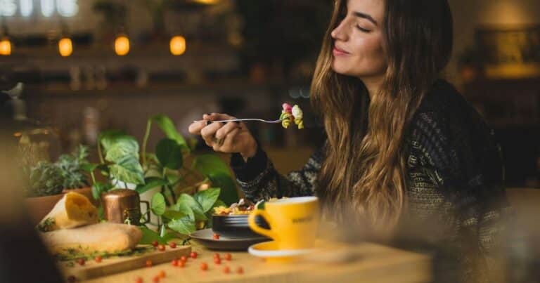 Un estudio demuestra que quienes mantienen una dieta consistente pierden más peso que quienes cambian frecuentemente sus comidas