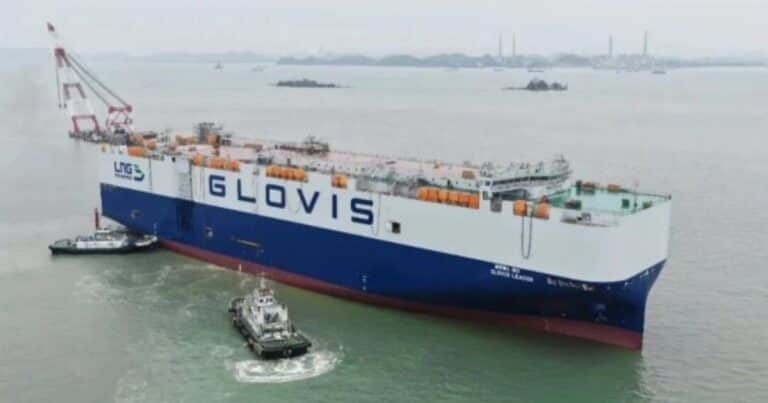 El barco transportador de vehículos más grande del mundo: lleva 10.800 autos