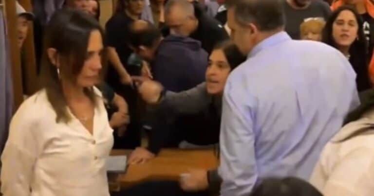 Escándalo en Villa Gesell: agredieron a una concejala del PRO en plena sesión por el presupuesto y acusan a una patota kirchnerista