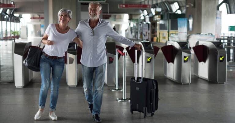 Viajes después de los 70: los 8 objetos que conviene llevar siempre en el equipaje de mano