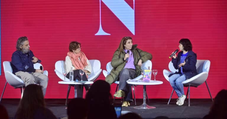 Autores e historiadores debatieron en el espacio Clarín-Ñ cómo contarles la dictadura a los chicos