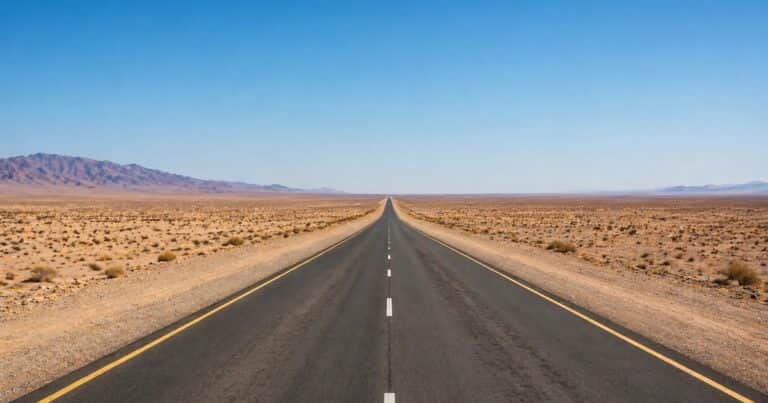 La ruta extrema de 240 km sin curvas que cruza el desierto y preocupa a conductores