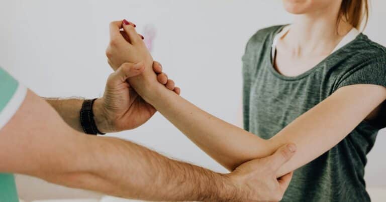 Osteoporosis, el “ladrón de huesos” que no da síntomas: cómo detectarla y prevenirla