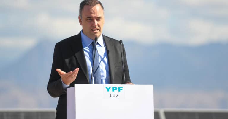Manuel Adorni, el elegido de Milei para inaugurar el primer proyecto RIGI: un parque solar de YPF en Mendoza