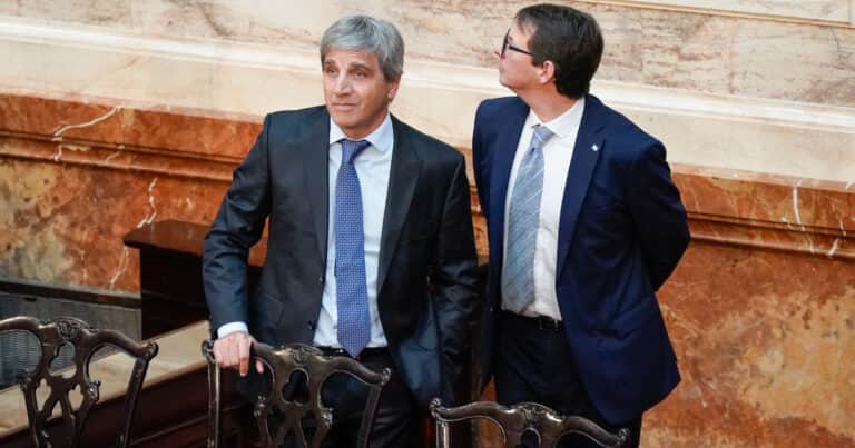 Otro «hachazo» al gasto: el Gobierno recortó casi 6% las partidas en abril tras la caída de la recaudación