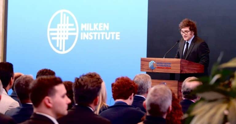 Javier Milei llegó a Los Ángeles para participar en una conferencia del Instituto Milken