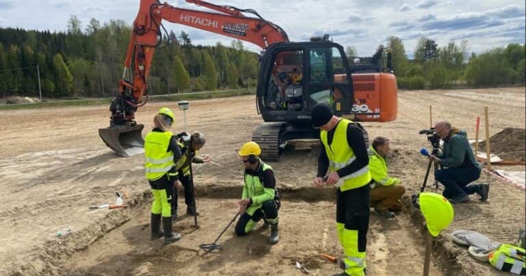 Encuentran en un campo de Noruega el mayor tesoro numismático de la época vikinga jamás hallado en el país escandinavo
