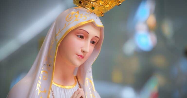 Oración a la Virgen de Fátima para hoy: cuál es y cómo rezarla en su día