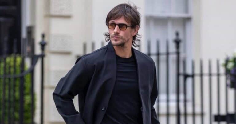 Conmoción por la muerte del modelo y ex futbolista Jake Hall a los 35 años: estaba de vacaciones y se estrelló contra una mampara de vidrio