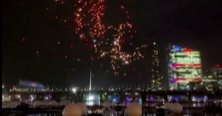Un espectáculo luminoso con drones tuvo un final desastroso: casi 100 aparatos sin control se estrellaron