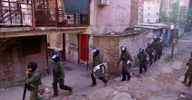 Miedo, disparos y contraseñas ocultas entre narcos: cómo viven los vecinos de Fuerte Apache