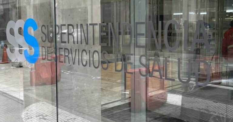 Kicillof afirmó que casi 800 mil personas perdieron su obra social con Milei y el Gobierno salió a cruzarlo: dijo que hay 370 mil personas más con prepaga